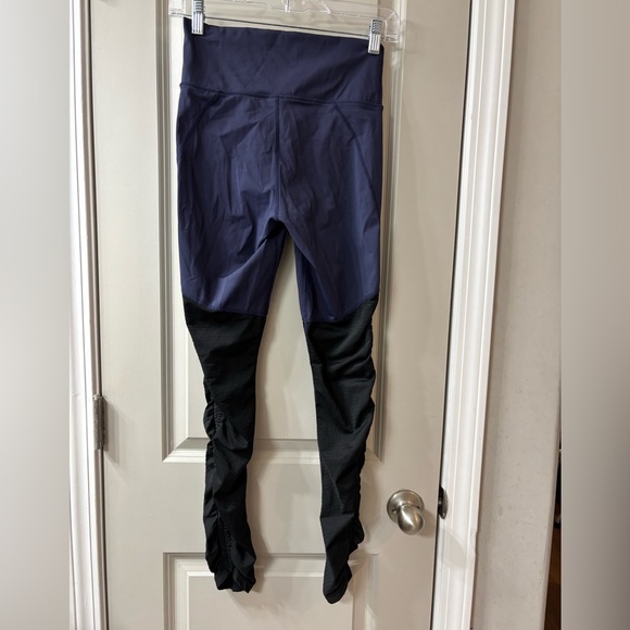 Psycho Bunny Women's Two-Tone Leggings in Navy and Black - Picture 4 of 4